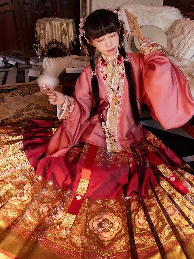 Wedding clothes hanfu Chinese hanfu Ming dynasty skirt Weaving Gold Horse Face Skirt, Toast Dress, Engagement Hanfu Girl
Wedding clothes hanfu Chinese hanfu Ming dynasty skirt Weaving Gold Horse Face Skirt, Toast Dress, Engagement Hanfu Girl