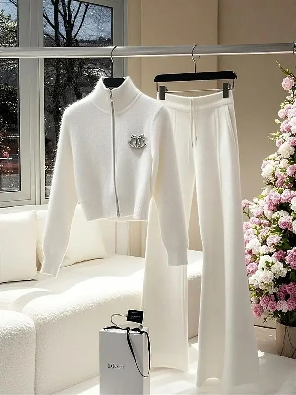 Winter Fashion Knitted Sweater And Pants Set Women's Beautiful Small Fragrance Style Elegant Age-Defying Outfit Combo
Winter Fashion Knitted Sweater And Pants Set Women's Beautiful Small Fragrance Style Elegant Age-Defying Outfit Combo