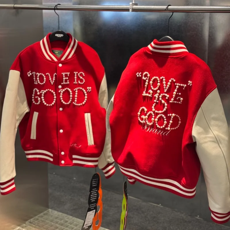 25ss Winter GOODBRAND Jackets Pearl Logo Love Is Good Slogan Color Blocked Unisex Baseball Jersey Heavyweight Quilted Red Coats
25ss Winter GOODBRAND Jackets Pearl Logo Love Is Good Slogan Color Blocked Unisex Baseball Jersey Heavyweight Quilted Red Coats