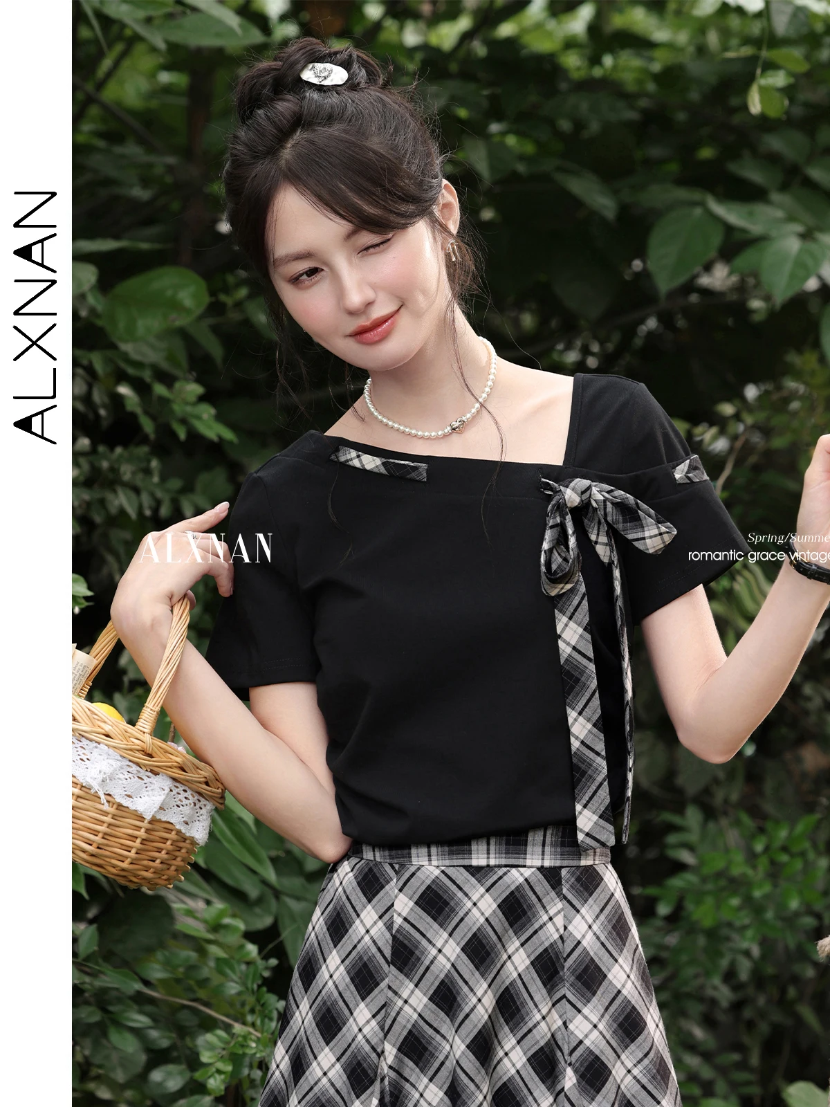 ALXNAN Women's T-shirt Black Elegant Slant Shoulder Lace-up Design T-Shirt 2025 Summer Casual Slim-fit Short Sleeve Tops L559126
ALXNAN Women's T-shirt Black Elegant Slant Shoulder Lace-up Design T-Shirt 2025 Summer Casual Slim-fit Short Sleeve Tops L559126