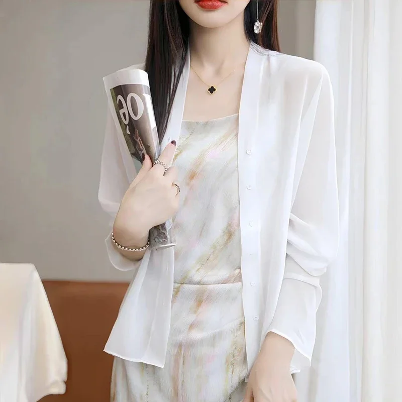 Women V-neck Long Sleeve Button Patchwork Cardigan Elegant Thin Style Sheer All-match Tops Spring Summer New Solid Color Shirt
Women V-neck Long Sleeve Button Patchwork Cardigan Elegant Thin Style Sheer All-match Tops Spring Summer New Solid Color Shirt