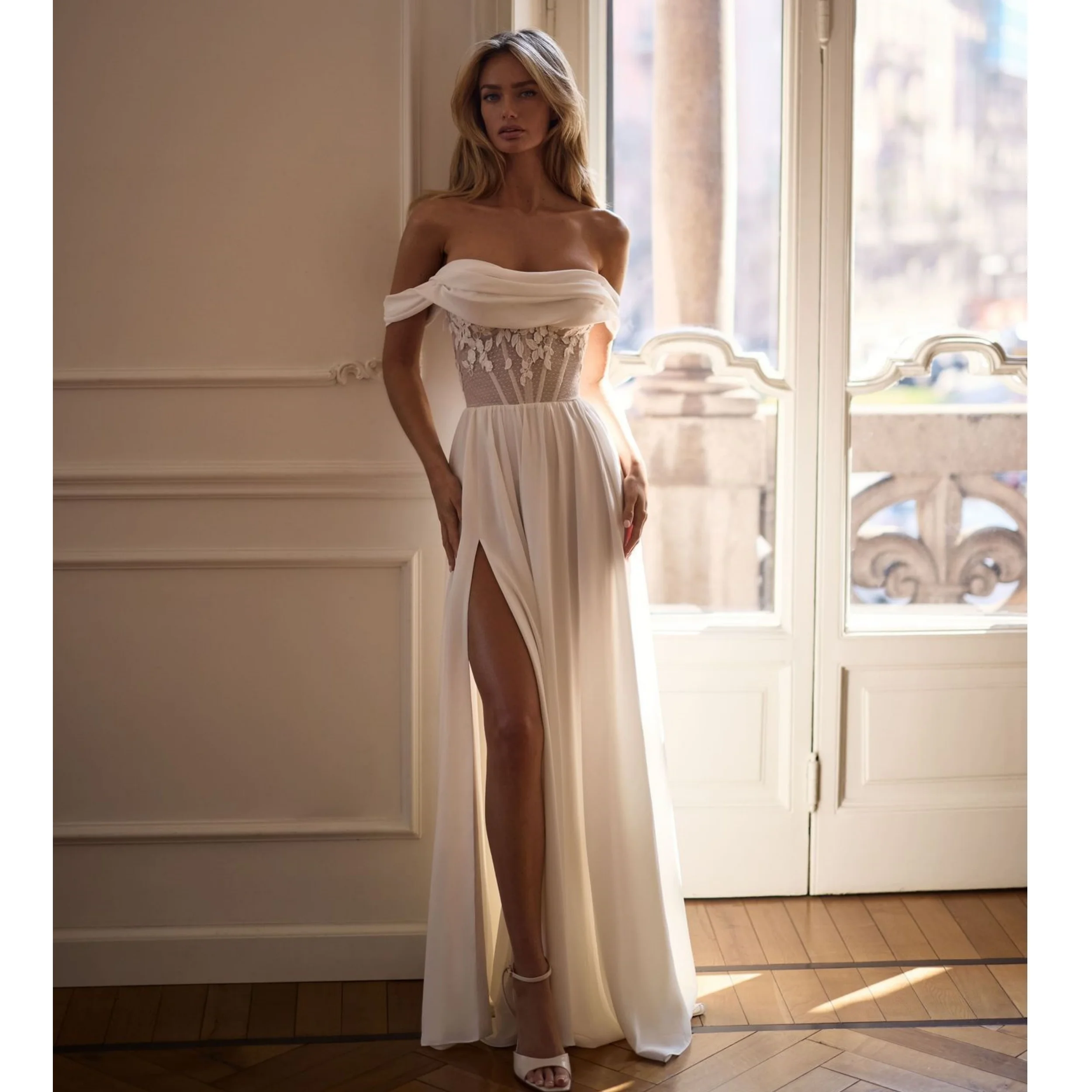Clasicc Off Shoulder Wedding Dress A Line Lace Appliques Bridal Gowns Elegant Customized Side Slit Long Stain Robes de Soriee
Clasicc Off Shoulder Wedding Dress A Line Lace Appliques Bridal Gowns Elegant Customized Side Slit Long Stain Robes de Soriee