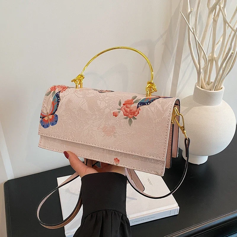 Bow Flowers Embroidery New Chinese Style PU Zipper Fashionable Women's Handbag Square Bag 2025 New Versatile Crossbody Bag
Bow Flowers Embroidery New Chinese Style PU Zipper Fashionable Women's Handbag Square Bag 2025 New Versatile Crossbody Bag