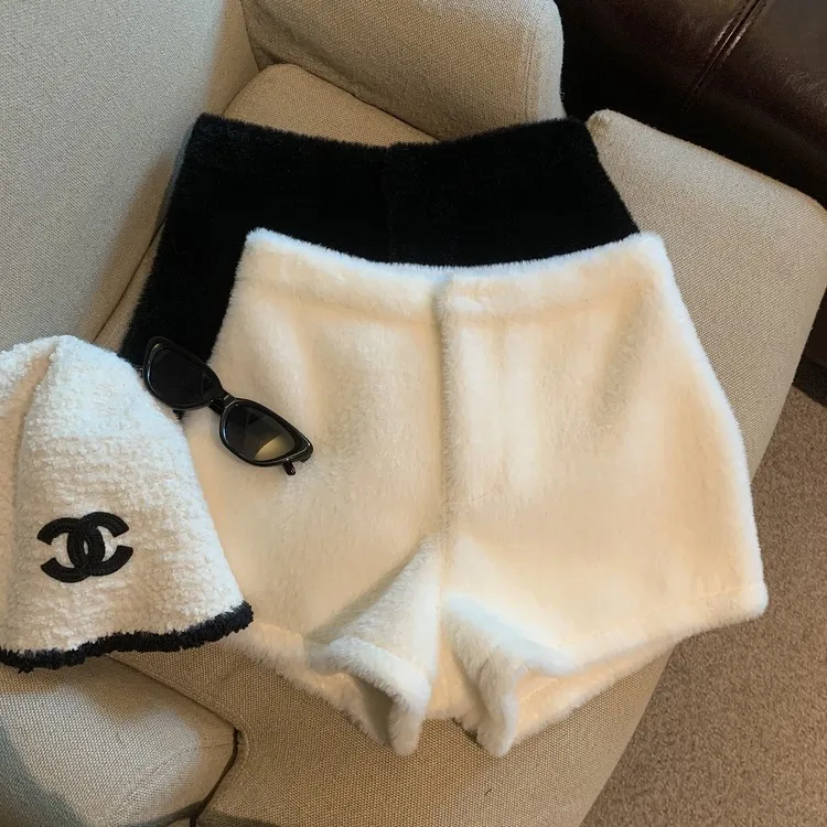 Thickened Fluffy White Short Pants Women's Autumn Winter Design Sense Faux Fur A-Line Wide Leg Boot Pants Small Casual Pants
Thickened Fluffy White Short Pants Women's Autumn Winter Design Sense Faux Fur A-Line Wide Leg Boot Pants Small Casual Pants