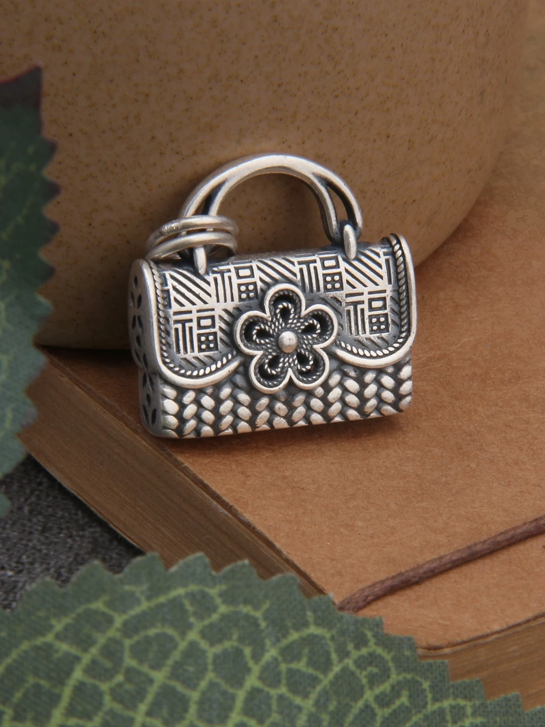 S925 Sterling Silver Vintage Woven Flower Bag Charm Pendant Unique Small Accessory World Style out Winter Collection
S925 Sterling Silver Vintage Woven Flower Bag Charm Pendant Unique Small Accessory World Style out Winter Collection
