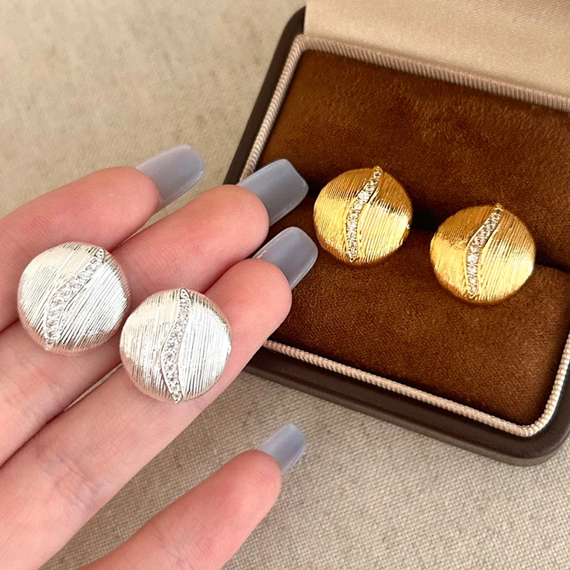 PONYKISS 925 Sterling Silver 18K Gold Zircon Brushed Round Stud Earrings for Women Minimalist Fine Jewelry Trendy Accessories
PONYKISS 925 Sterling Silver 18K Gold Zircon Brushed Round Stud Earrings for Women Minimalist Fine Jewelry Trendy Accessories