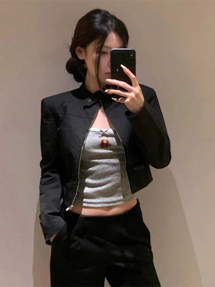 Стильная черная куртка с воротником-стойкой для женщин, приталенная, осенняя верхняя одежда, модная, в байкерском стиле, для повседневной носки, ветрозащитная
Стильная черная куртка с воротником-стойкой для женщин, приталенная, осенняя верхняя одежда, модная, в байкерском стиле, для повседневной носки, ветрозащитная