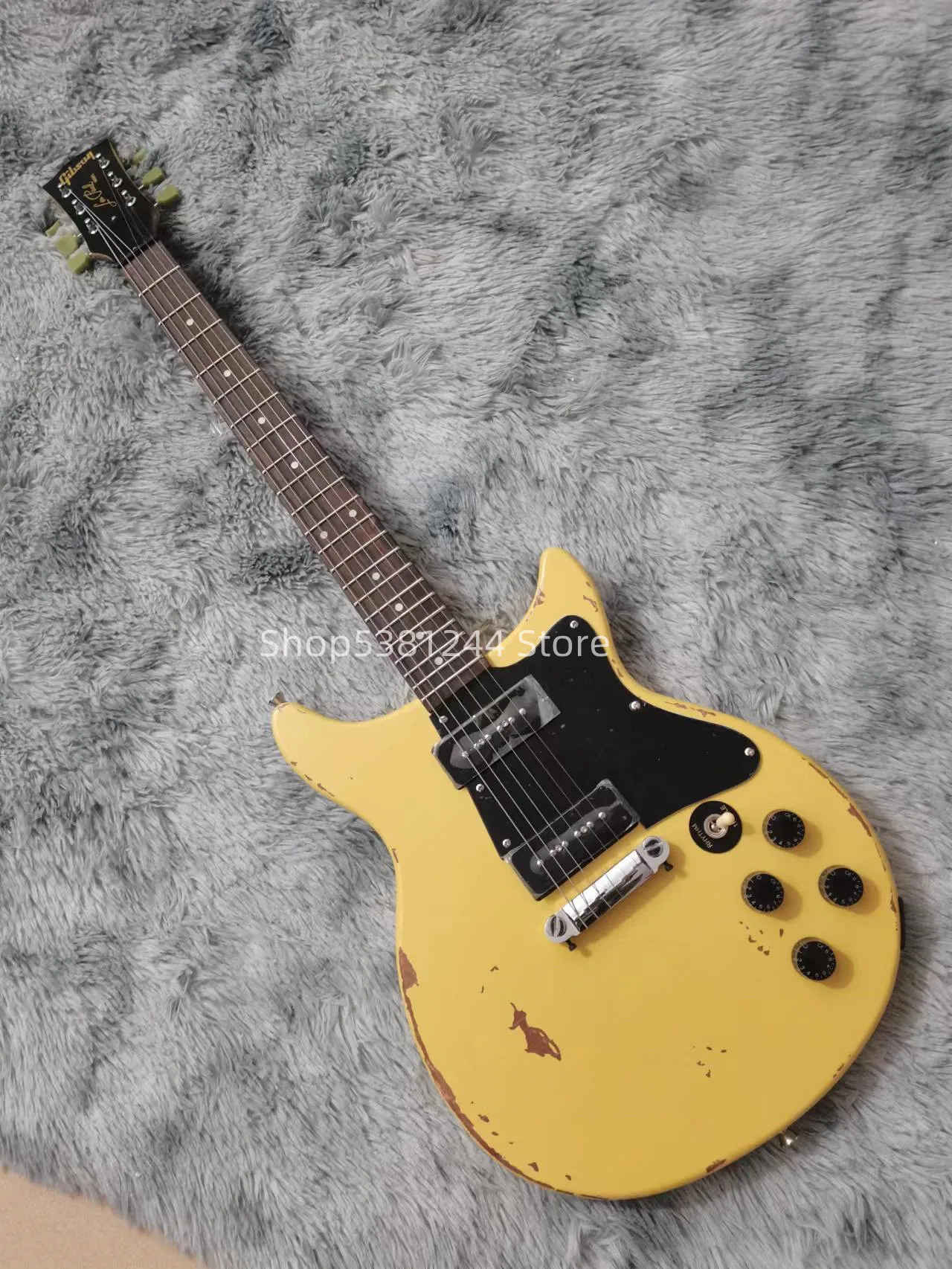 Free shipping, 6-string vestige electric guitar, 1PC body and neck, rosewood fingerboard, matte paint, customizable.
Free shipping, 6-string vestige electric guitar, 1PC body and neck, rosewood fingerboard, matte paint, customizable.