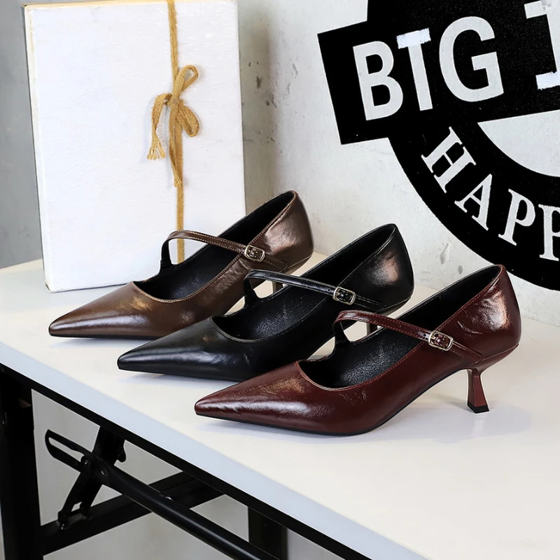 European And American Style Fashion Banquet High Heels Thin Heels Shallow Mouth Bow Suede Pointed Toe Mid-Heel Single Shoes
European And American Style Fashion Banquet High Heels Thin Heels Shallow Mouth Bow Suede Pointed Toe Mid-Heel Single Shoes