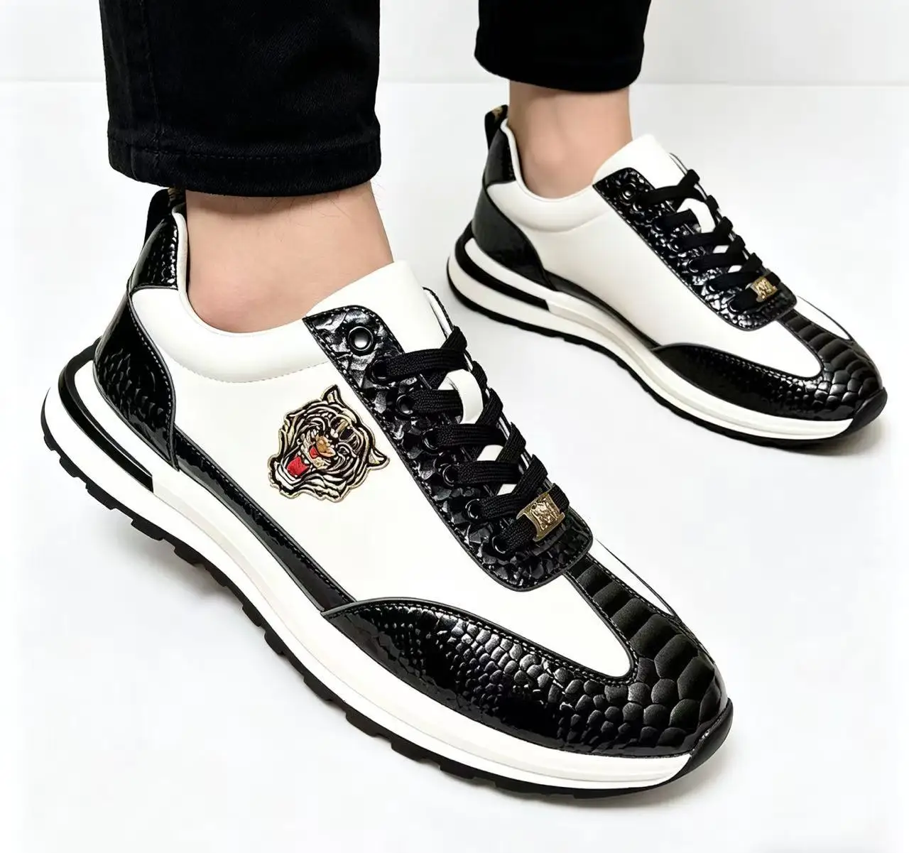 Men's casual leather shoes, fashionable and comfortable outdoor running shoes
Men's casual leather shoes, fashionable and comfortable outdoor running shoes