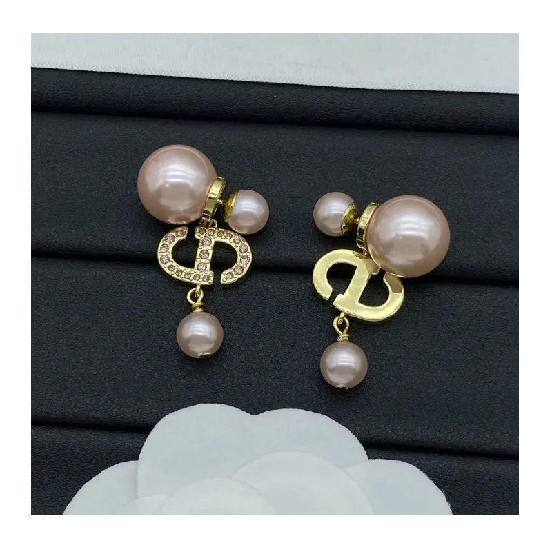 Letter Pig Nose New Diamond Stud Earrings Women's Fashion Classic Earrings
Letter Pig Nose New Diamond Stud Earrings Women's Fashion Classic Earrings