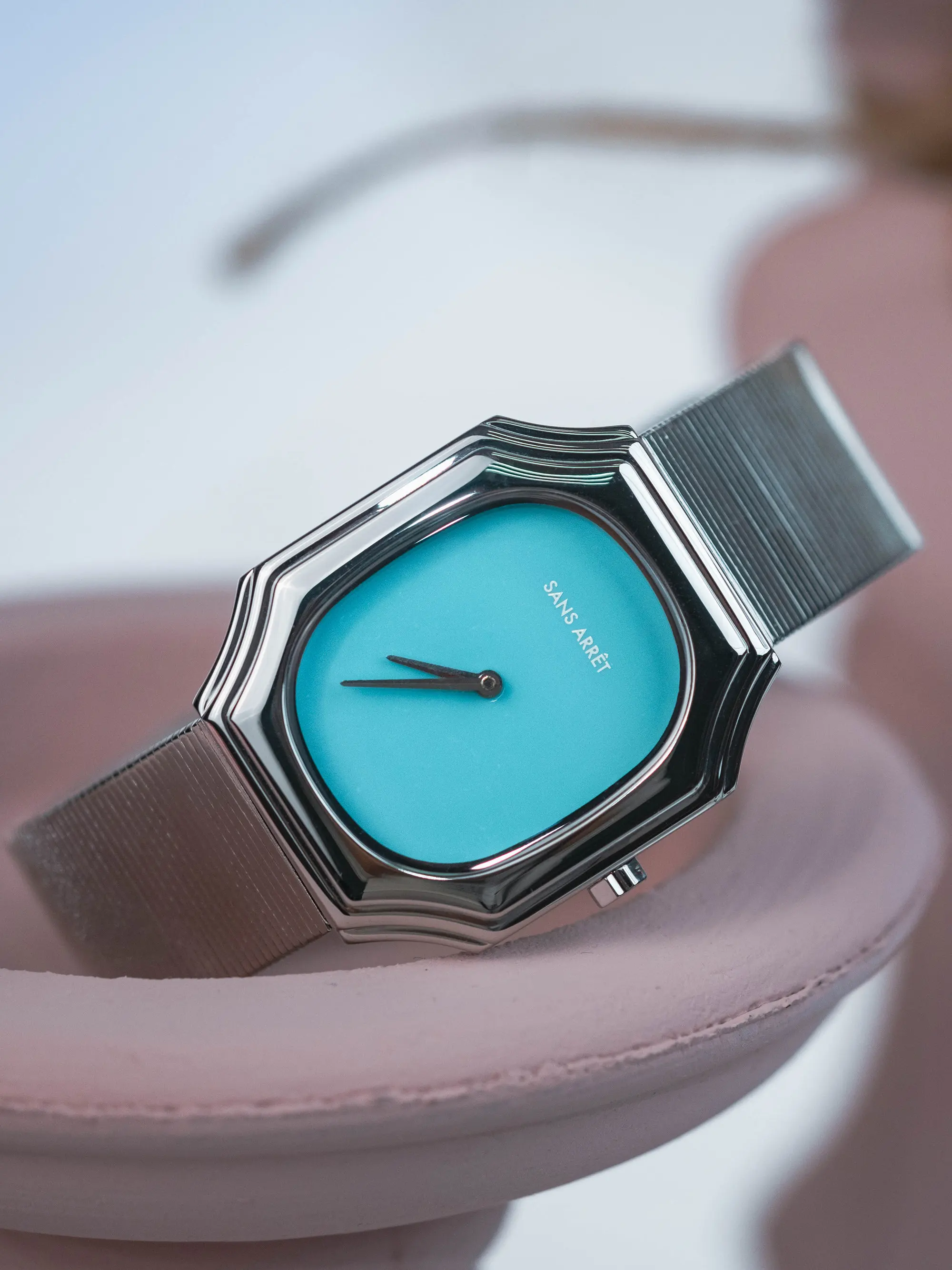 Three Times World Prism Watch Neutral Simple Fashion Mirror Premium Watch Couple Gift
Three Times World Prism Watch Neutral Simple Fashion Mirror Premium Watch Couple Gift