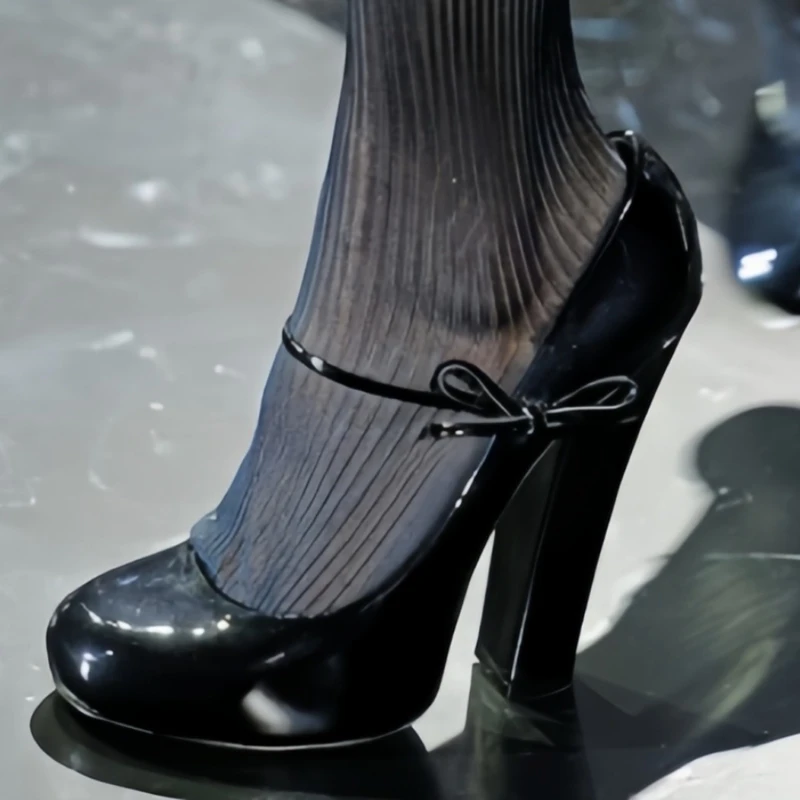 Туфли на массивном каблуке с круглым носком и тонким ремешком-бабочкой, черно-белые женские туфли-лодочки из блестящей кожи больших размеров
Туфли на массивном каблуке с круглым носком и тонким ремешком-бабочкой, черно-белые женские туфли-лодочки из блестящей кожи больших размеров