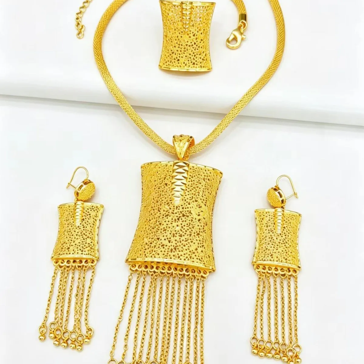 New Fashionable Dubai France 24K Gold Plated Necklace Earrings Exquisite Wedding Party Party Jewelry Set for Lovers 222
New Fashionable Dubai France 24K Gold Plated Necklace Earrings Exquisite Wedding Party Party Jewelry Set for Lovers 222