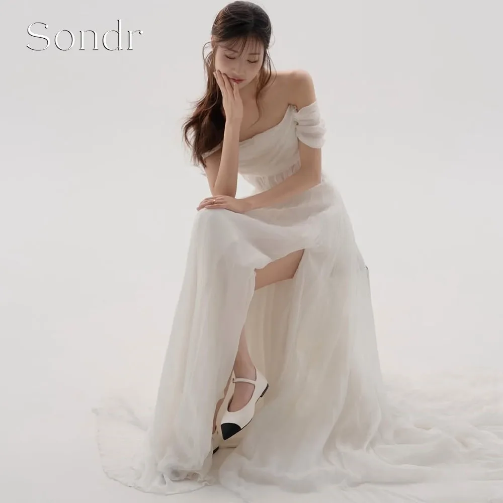 Sondr Customized Off the Shoulder Korean Wedding Dresses with Slit Soft Tulle Korean Evening Gown Wedding Photo Shoot Dresses
Sondr Customized Off the Shoulder Korean Wedding Dresses with Slit Soft Tulle Korean Evening Gown Wedding Photo Shoot Dresses