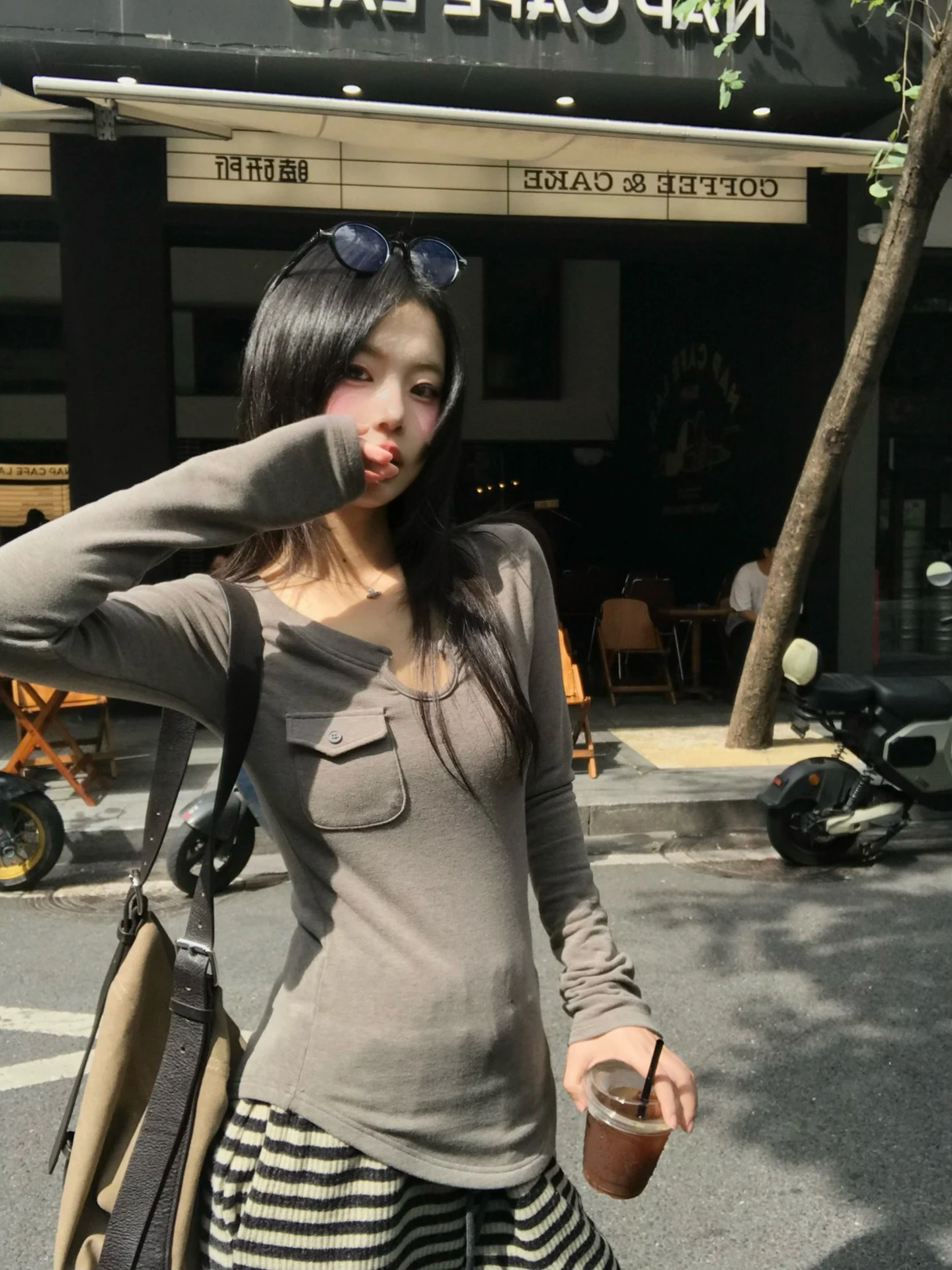 Женская зимняя футболка Slim Fit с длинным рукавом, корейский стиль, V-образный вырез, базовая модель, модный топ больших размеров, повседневная одежда, смесовая ткань из хлопка
Женская зимняя футболка Slim Fit с длинным рукавом, корейский стиль, V-образный вырез, базовая модель, модный топ больших размеров, повседневная одежда, смесовая ткань из хлопка