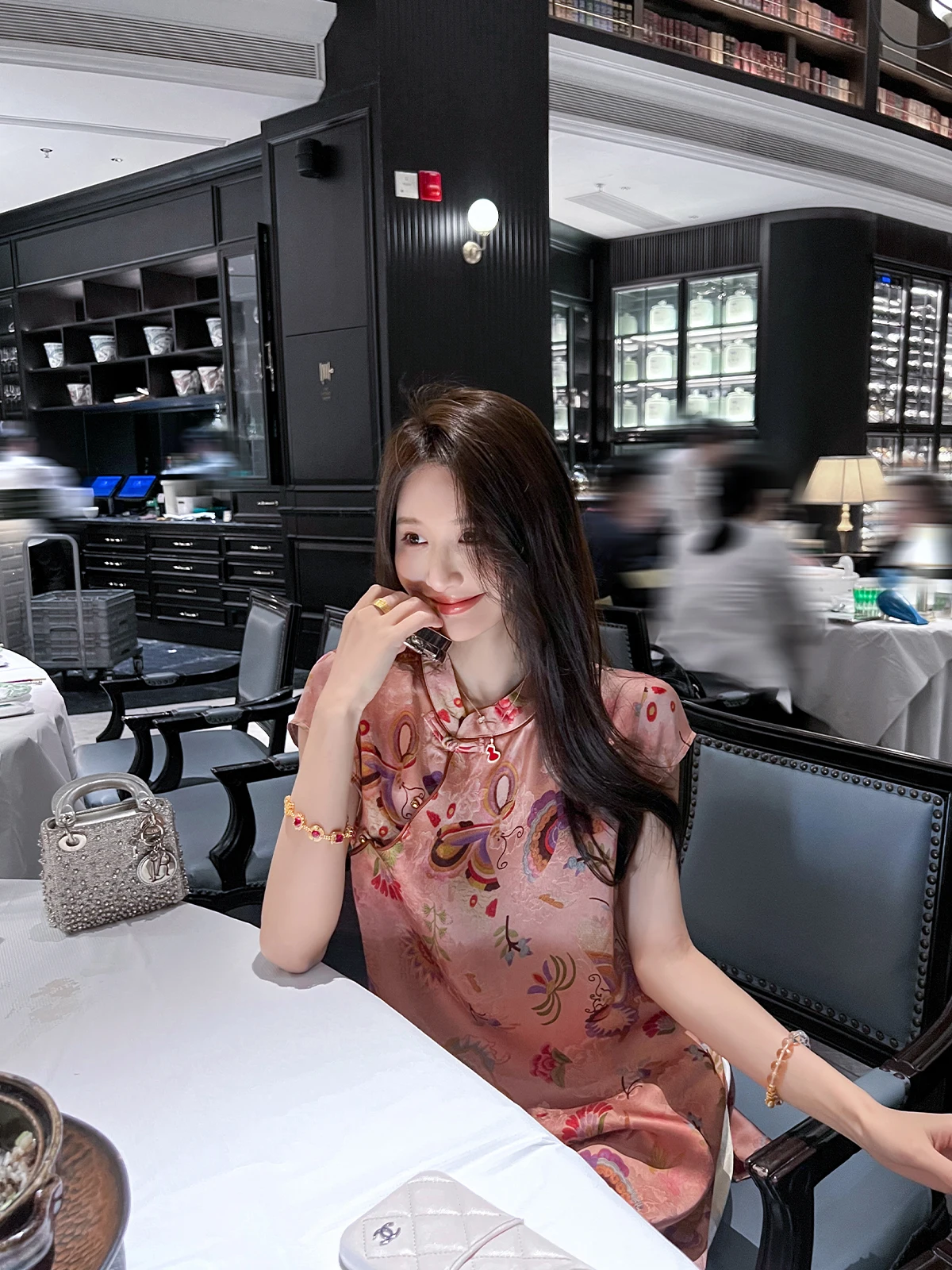 Новая китайская шелковая блузка с коротким рукавом для женщин, летняя новинка, танский костюм, вышитый топ с воротником-стойкой
Новая китайская шелковая блузка с коротким рукавом для женщин, летняя новинка, танский костюм, вышитый топ с воротником-стойкой