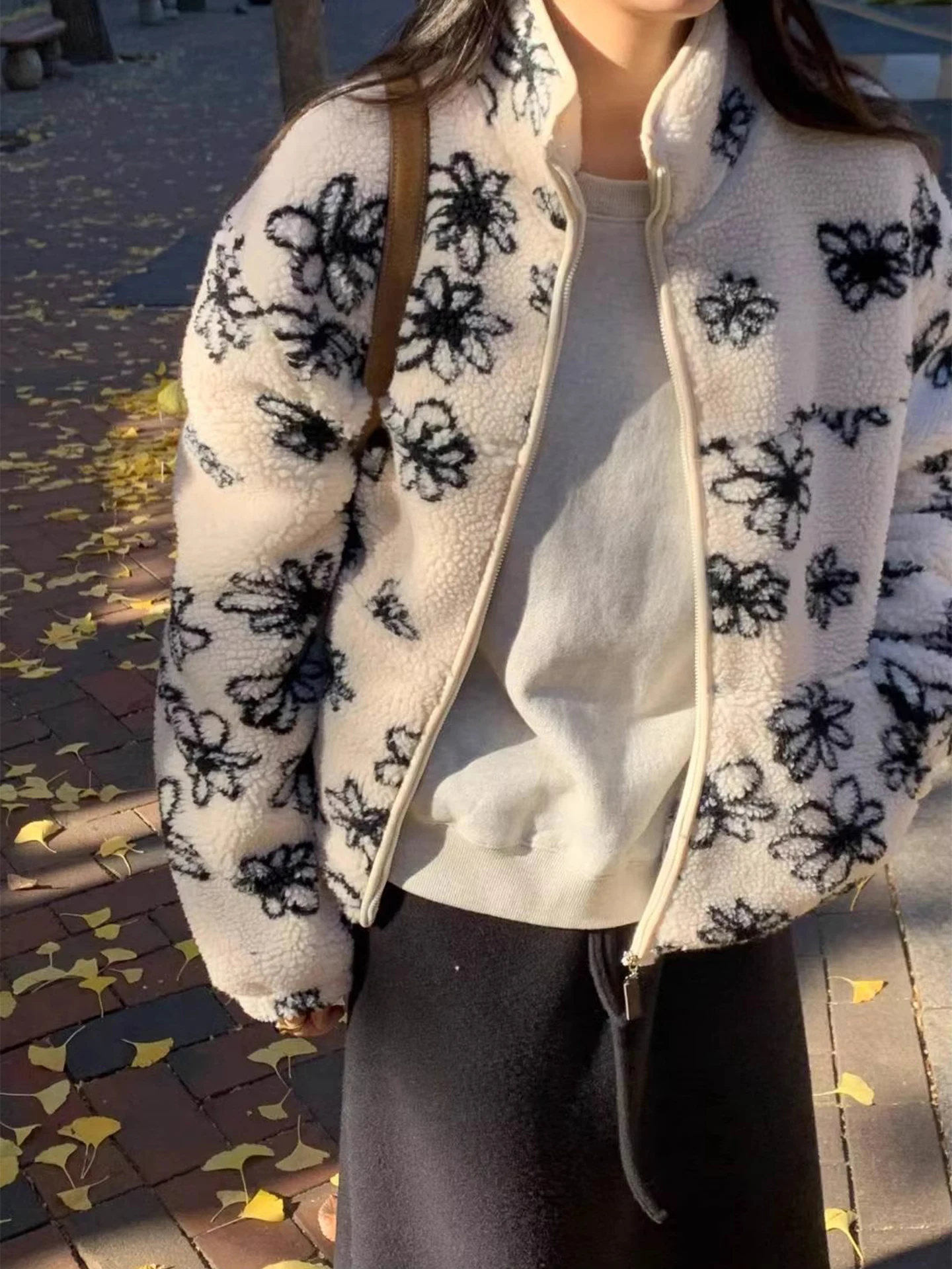 Retro Contrast Color Flower Embroidery Lamb Fur Open Cardigan Women's Winter New Sle Warm Cotton Jaet Casual Outerwear
Retro Contrast Color Flower Embroidery Lamb Fur Open Cardigan Women's Winter New Sle Warm Cotton Jaet Casual Outerwear