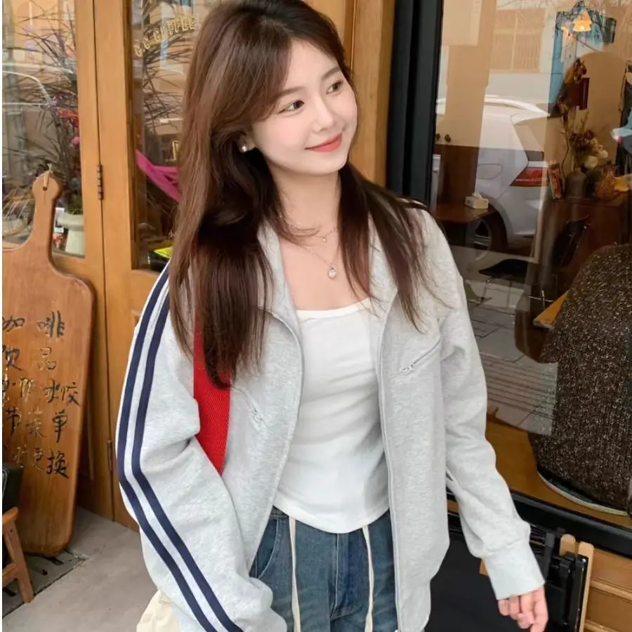 Американский кардиган в стиле преппи с полосками и молнией, женская толстовка свободного кроя с воротником-стойкой, повседневная универсальная куртка Y2K, весна-осень
Американский кардиган в стиле преппи с полосками и молнией, женская толстовка свободного кроя с воротником-стойкой, повседневная универсальная куртка Y2K, весна-осень