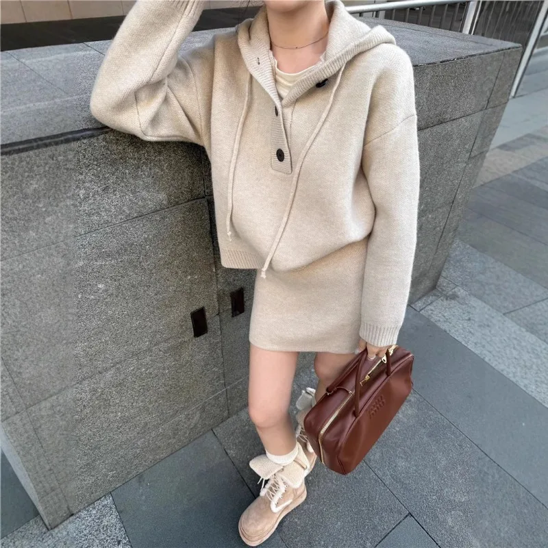 2025 Fashion Casual Hooded Knit Suit Women's Spring New Loose Cropped Top High-waisted Skirt Two-piece Set
2025 Fashion Casual Hooded Knit Suit Women's Spring New Loose Cropped Top High-waisted Skirt Two-piece Set