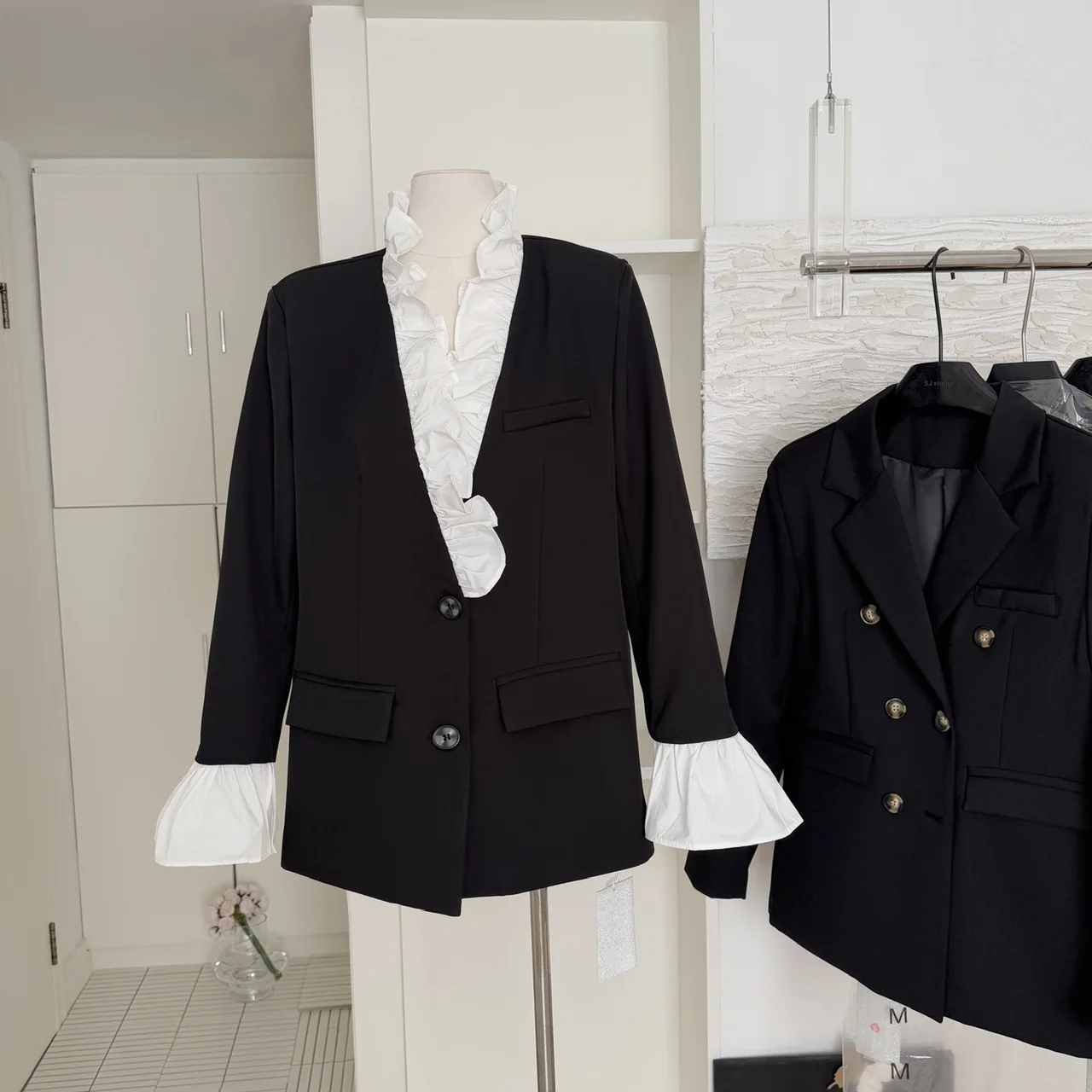Wood Ear Black Suit Jacket for Women Spring New Fashion High-end Commuting Loose Casual Mid Length Coat Blazers Women Clothing
Wood Ear Black Suit Jacket for Women Spring New Fashion High-end Commuting Loose Casual Mid Length Coat Blazers Women Clothing