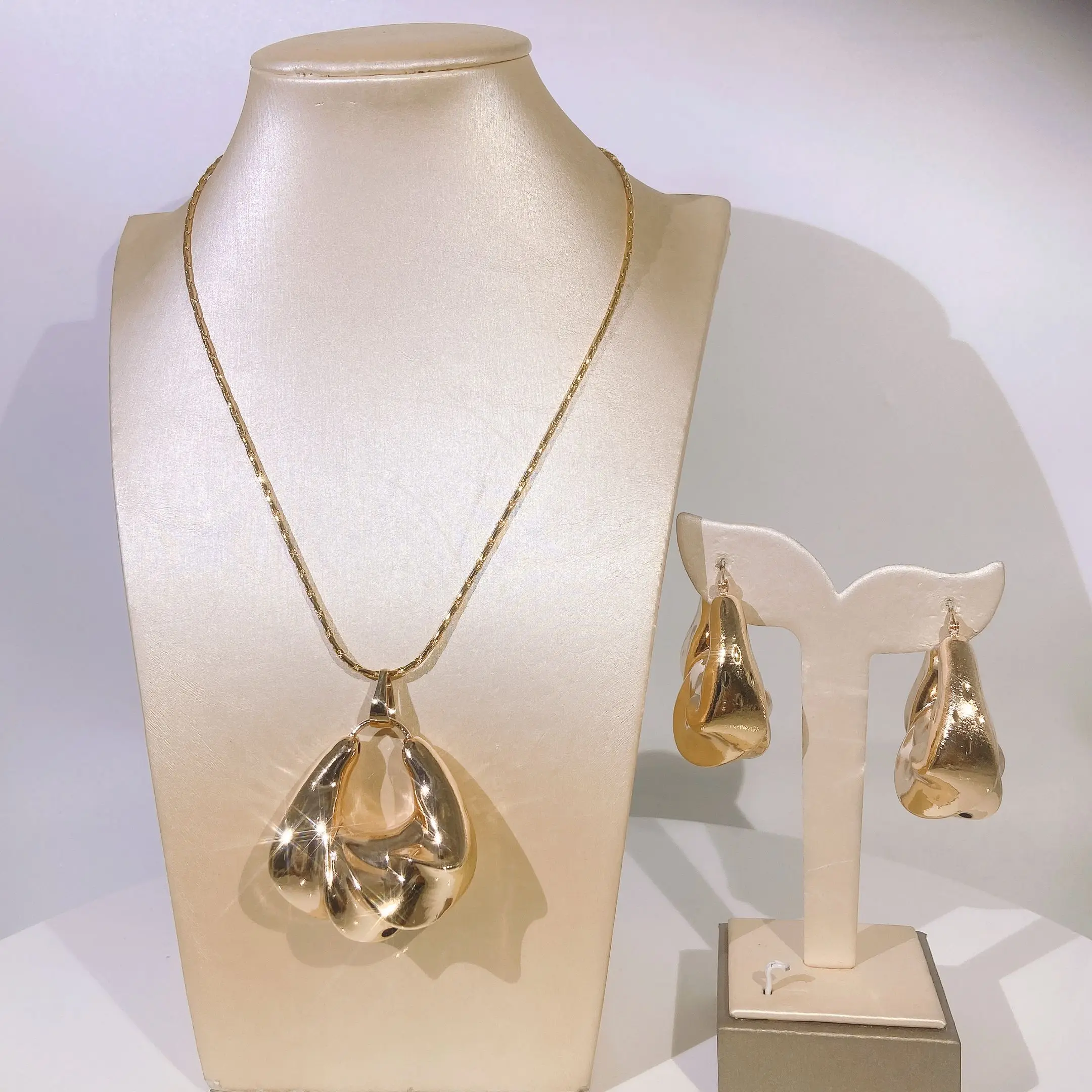 Yulaili посеребренное ожерелье золото в форме капли полый комплект ювелирных изделий Эфиопские свадебные комплекты ювелирных изделий для невесты серьги оптом подарки
Yulaili посеребренное ожерелье золото в форме капли полый комплект ювелирных изделий Эфиопские свадебные комплекты ювелирных изделий для невесты серьги оптом подарки