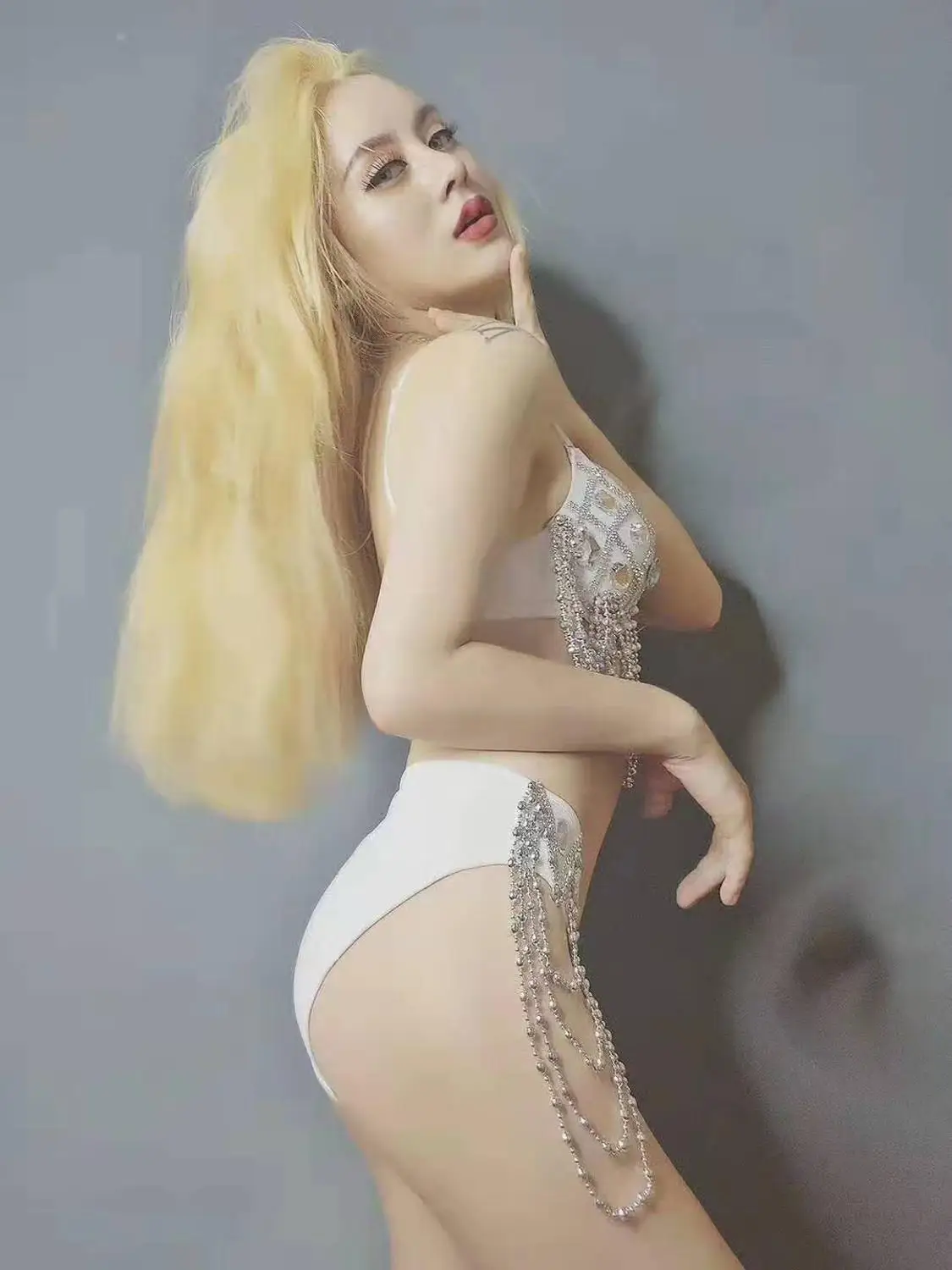 Sexy woman Crystal jumpsuit performance costume DJ model photography gogo dance stage show girl dresses outfit
Sexy woman Crystal jumpsuit performance costume DJ model photography gogo dance stage show girl dresses outfit