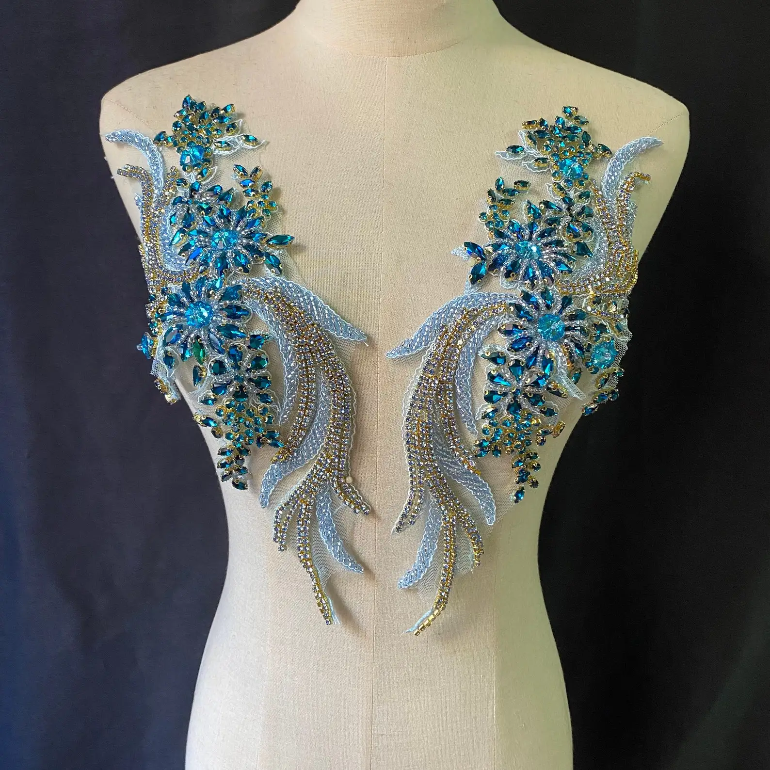 1 pair Blue and Gold Rhinestone Applique Heavy Bead Crafted Rhinestone Applique For Bridal For Couture Dance Costume
1 pair Blue and Gold Rhinestone Applique Heavy Bead Crafted Rhinestone Applique For Bridal For Couture Dance Costume