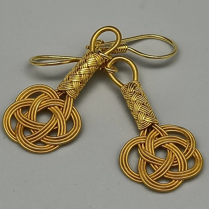 Trabzon Kazaz Earrings hand-knitted 1000 sterling silver 24 carat gold plated with the eternal love knot
Trabzon Kazaz Earrings hand-knitted 1000 sterling silver 24 carat gold plated with the eternal love knot