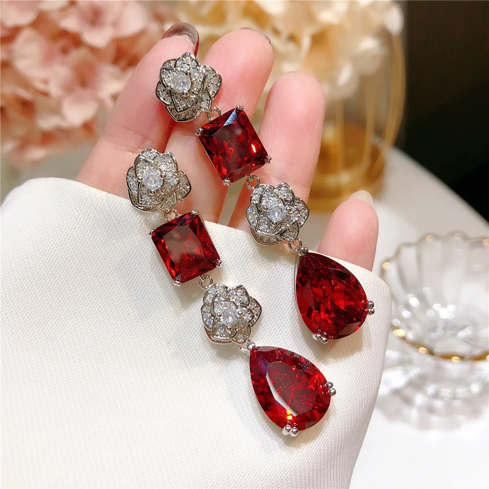 European and American French Elegant Small Fragrant Wind Camellia Long Feminine Silver Needle Red Zircon Earrings
European and American French Elegant Small Fragrant Wind Camellia Long Feminine Silver Needle Red Zircon Earrings