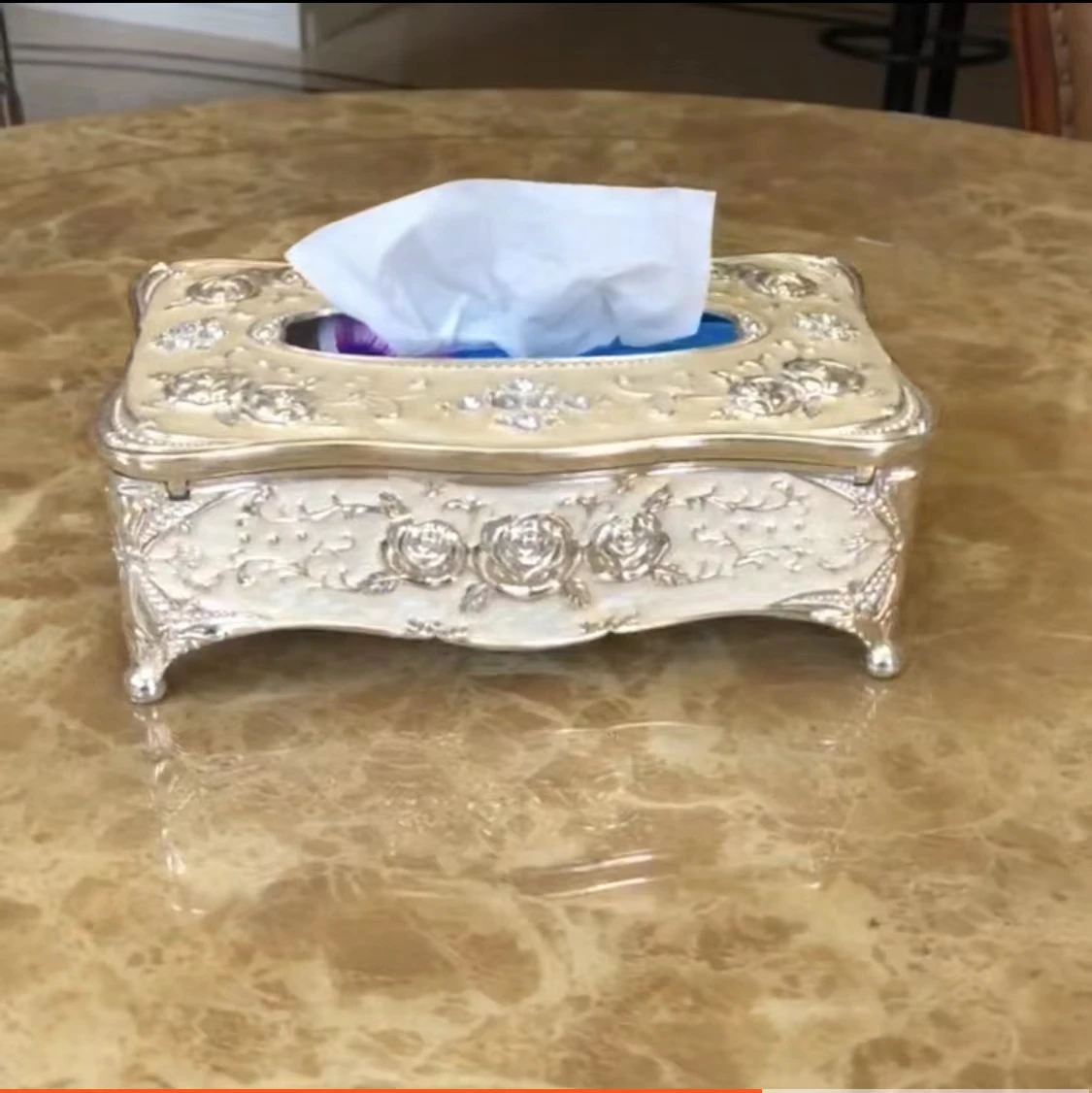 Modern fashion decoration rectangular tissue box napkin box paper box home crafts quality luxury silver alloy rose tissue box
Modern fashion decoration rectangular tissue box napkin box paper box home crafts quality luxury silver alloy rose tissue box