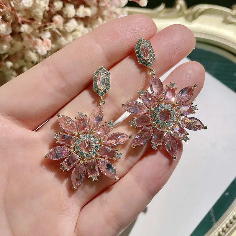 European And American Style Petal-Inlaid Zircon Light Luxury Gold-Plated Women'S Shiny Fashion Personality Temperament Earrings
European And American Style Petal-Inlaid Zircon Light Luxury Gold-Plated Women'S Shiny Fashion Personality Temperament Earrings