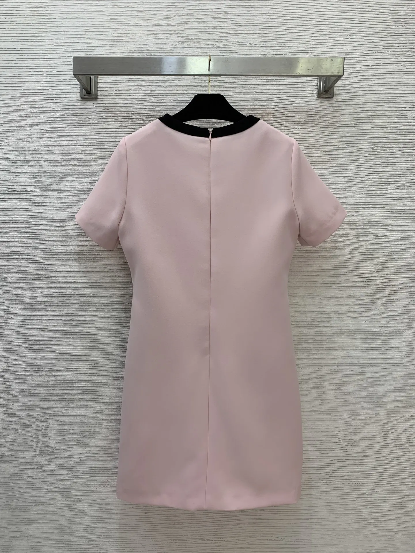 

Новое женское платье 2026: модное, элегантное, простое, свободного кроя, с бантом, круглым вырезом, короткими рукавами, карманами и короткой юбкой