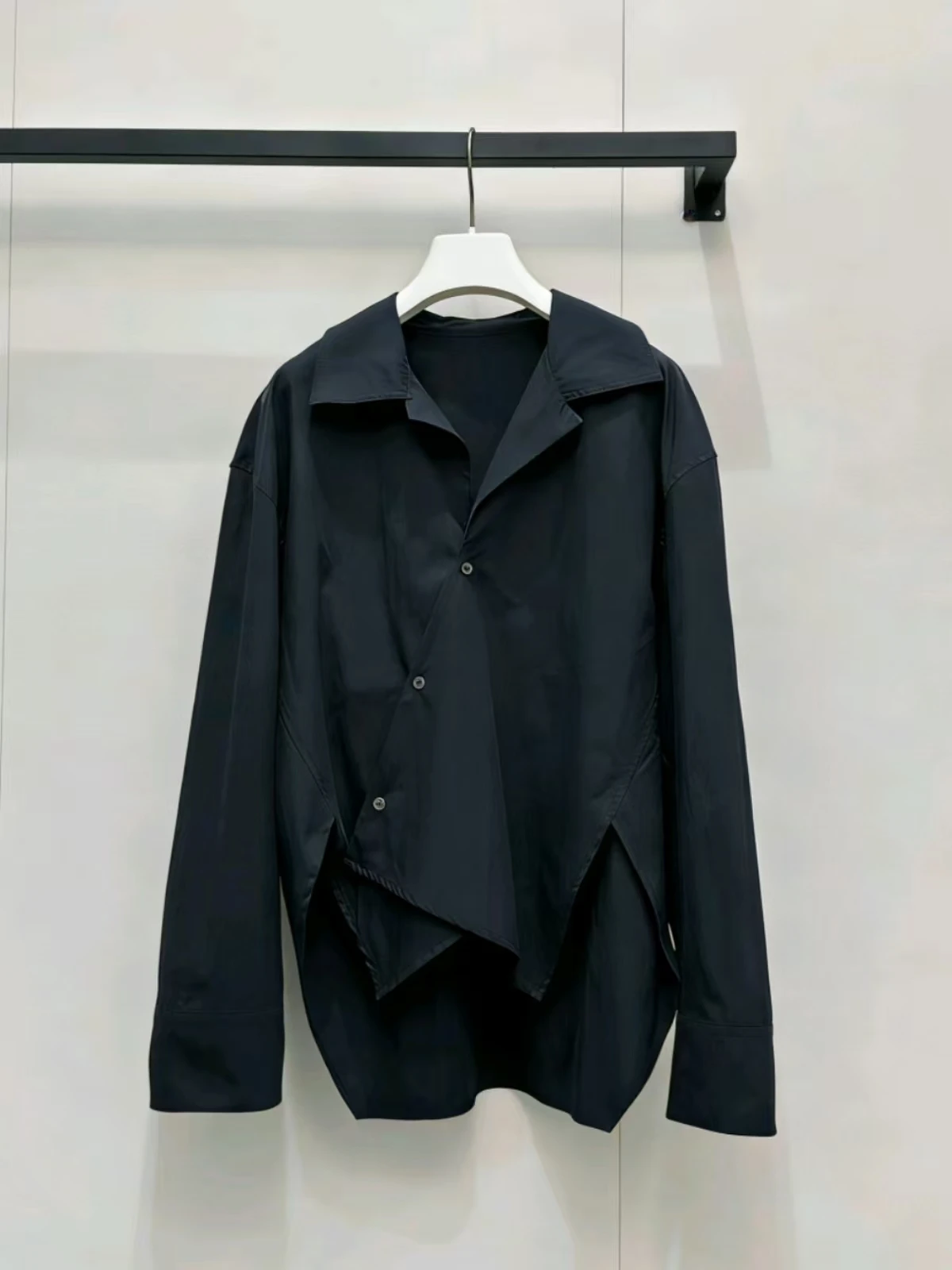 

Новая женская рубашка темно-синего цвета Весна 2026: модный свободный крой, высокое качество, простой и удобный универсальный жакет на одной пуговице, модель 18