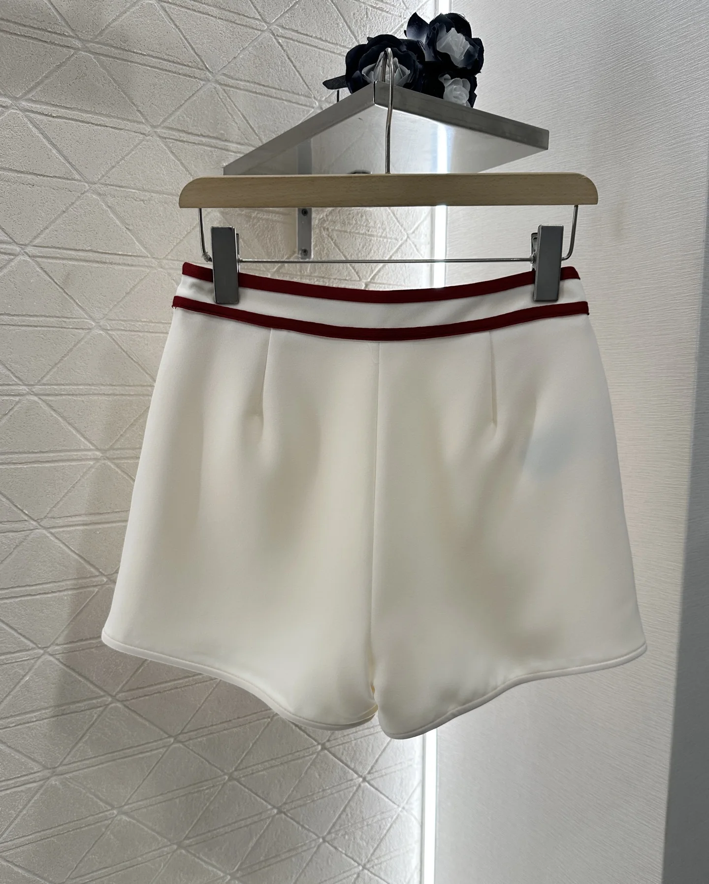 

25 Summer New Simple Temperament Commuting Casual Comfortable Fashion Versatile Red Striped Design Shorts