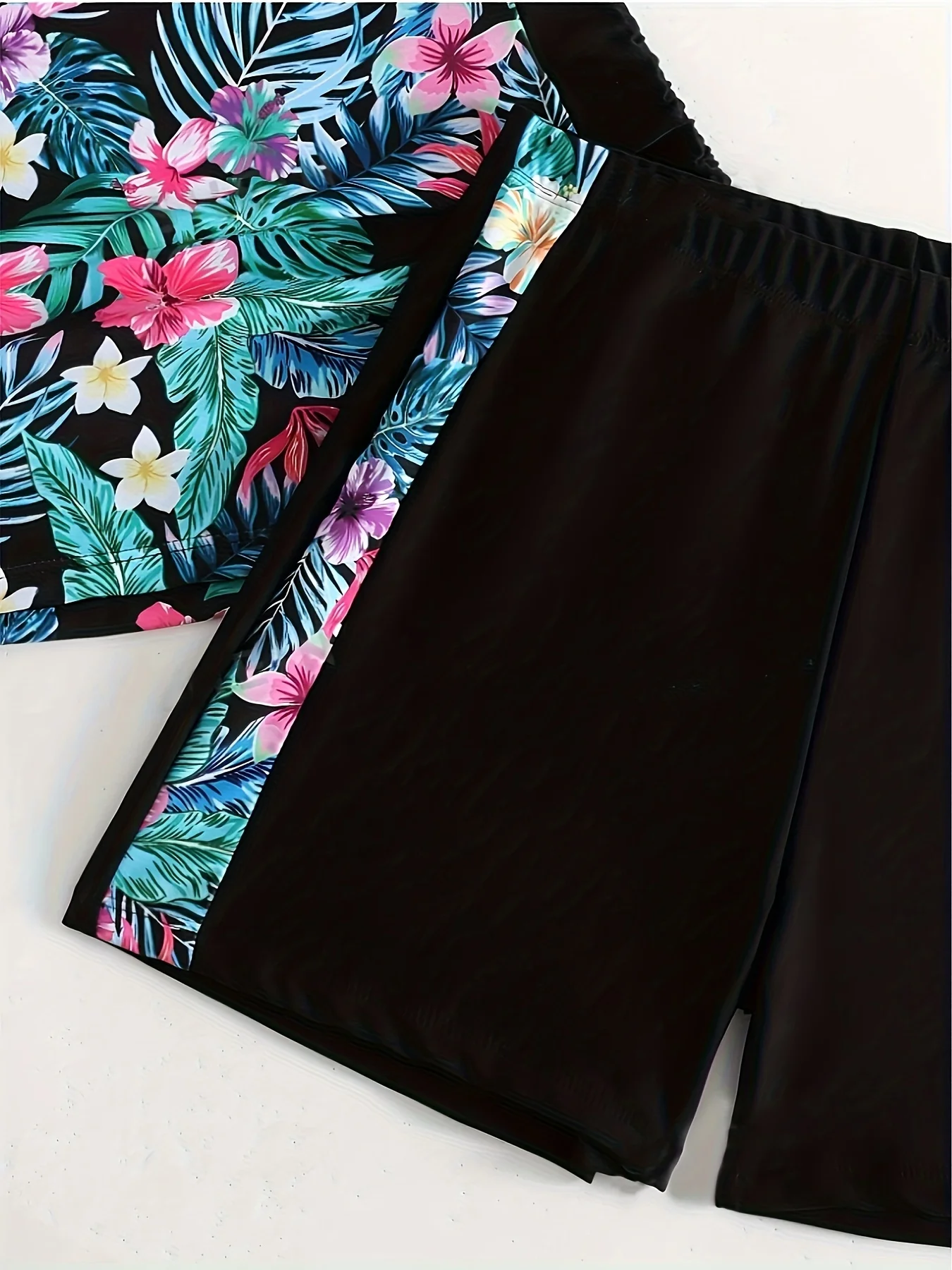 ชุดว่ายน้ำลายทรอปิคอล: เหมาะสำหรับกิจกรรมชายหาดในฤดูร้อนและการพักผ่อนริมทะเล