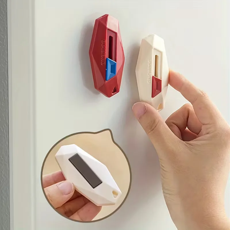 

The mini box opening knife is extendable, equipped with a built-in magnetic mini box opening knife, a safety box opening knife,