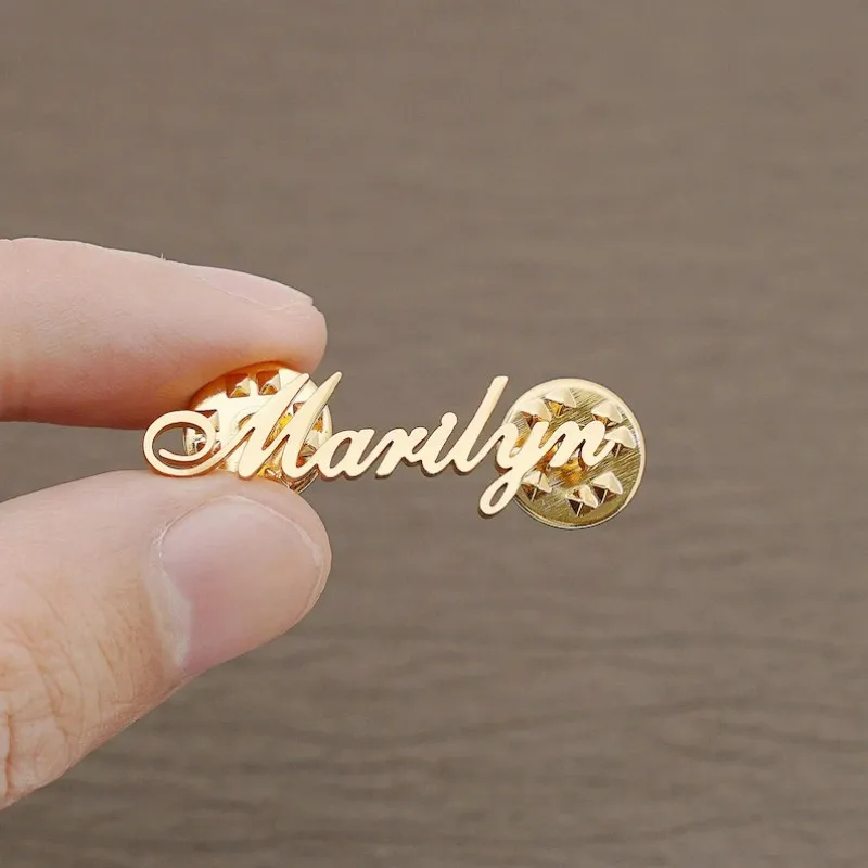 

Персонализированная брошь MYDIY с именем, золотой значок с именем, элегантная брошь-значок с инициалами для женщин и мужчин, подарок, ювелирное украшение