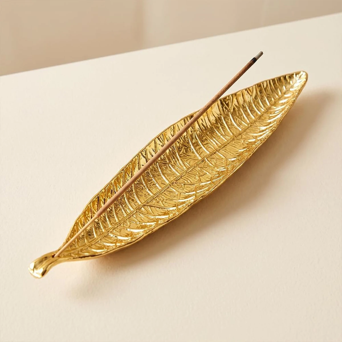 1pc Leaf-shaped metal incense holder made of zinc alloy, featuring an ash-catching tray—suitable for home, office, yoga, and med