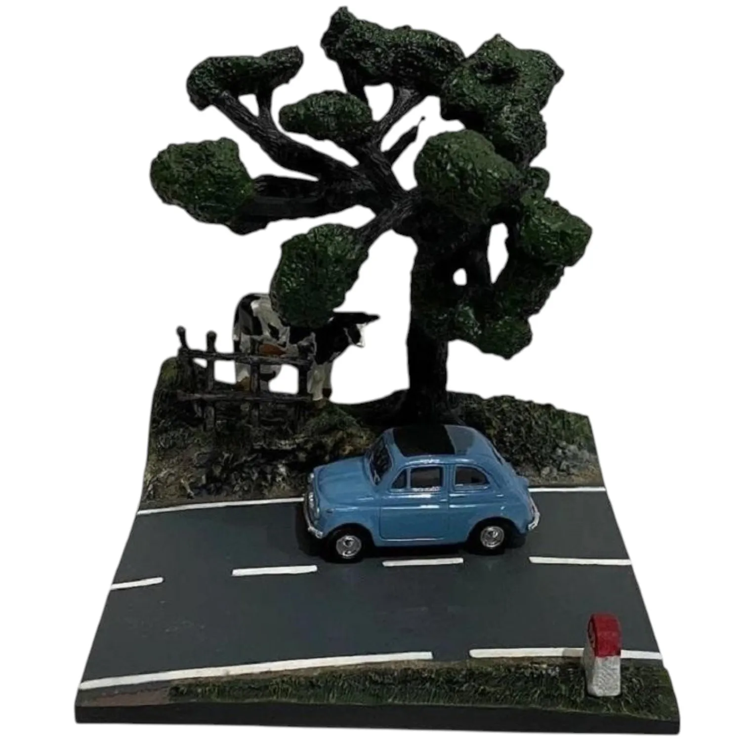 Altaya, Diorama en résine représentant une section de route avec une vache, un arbre repère et un modèle de voiture italienne 500 miniature moulée sous pression à l'échelle 1:43 (Inclus), sans fascicule, notre collection d'accessoires pour voitures, sous blister