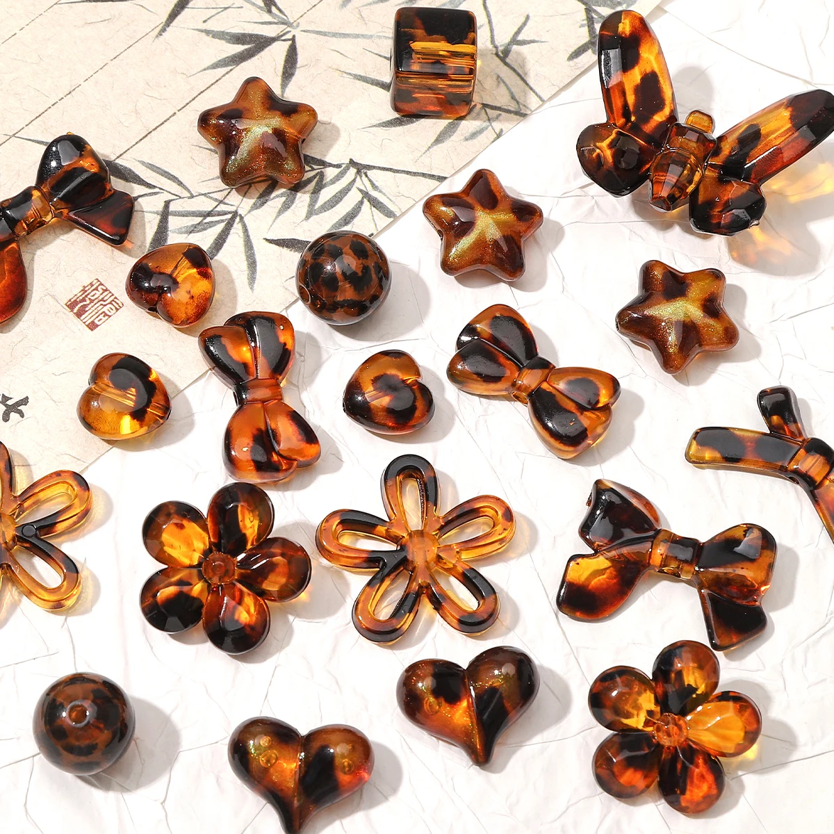 1-5 Stück Vintage Bernsteinfarbene Acrylperlen in Stern-, Herz-, Schmetterlings- und Blumenform, Lose Perlen für Schmuckherstellung, DIY-Armbänder N – Detail 1