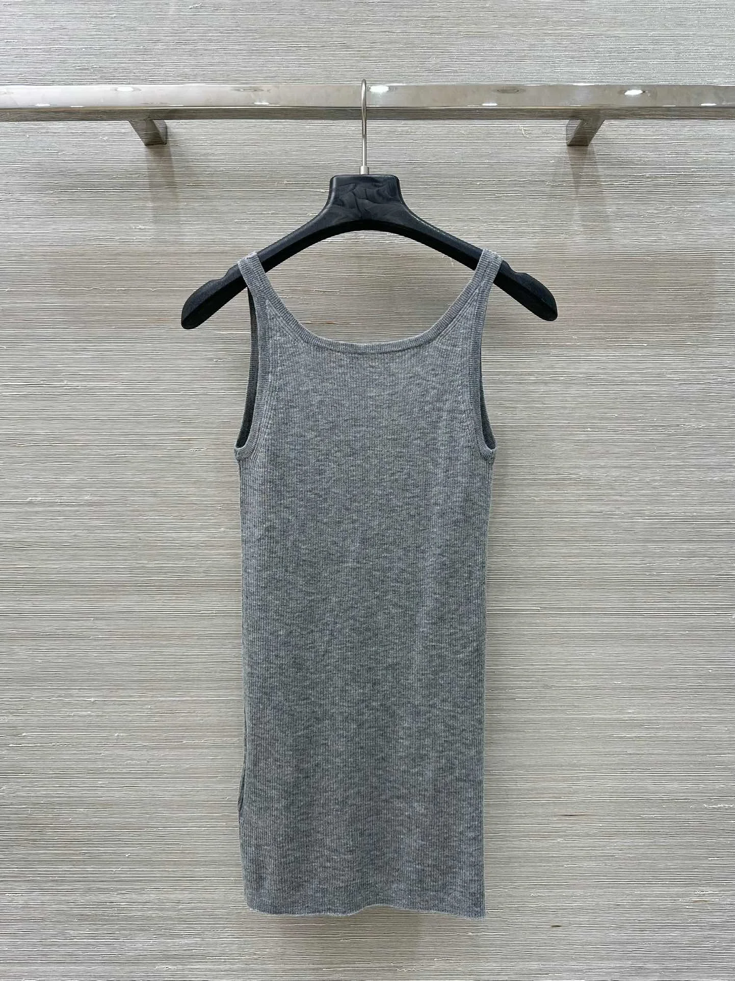

2025 New Fashionable Versatile Slimming Figure-hugging Vest Solid Sleeveless Mulberry Silk