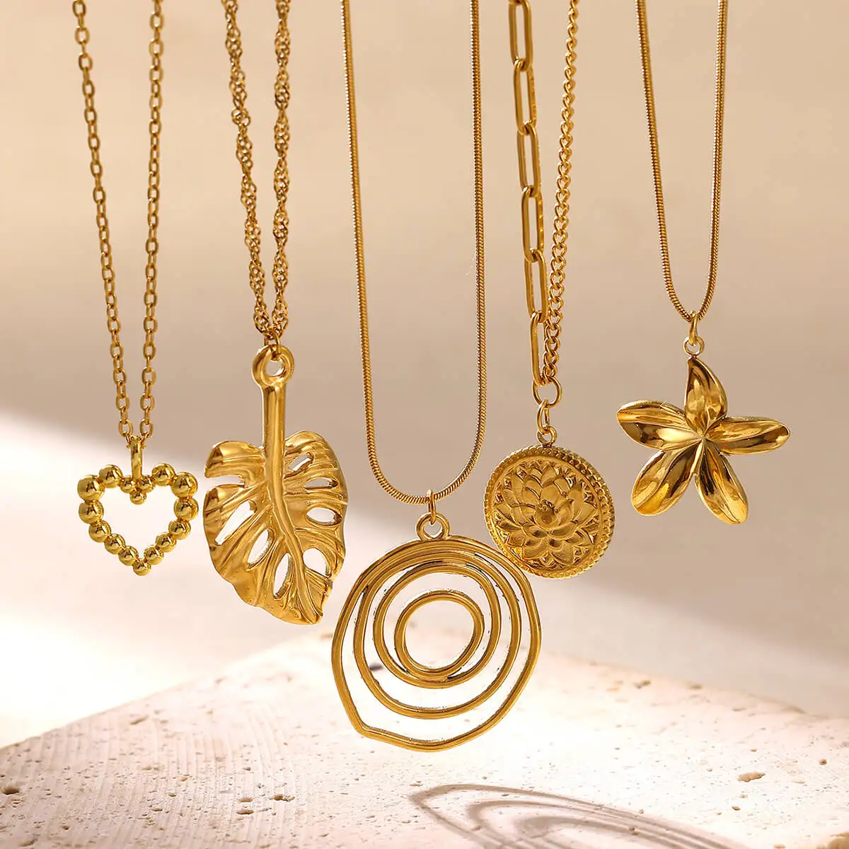 Elegante Halskette aus Edelstahl für Frauen und Mädchen, Geburtstagsgeschenk, goldfarben, Blumenanhänger, geometrischer, hohler Choker, Schmuck, Geschenk für sie