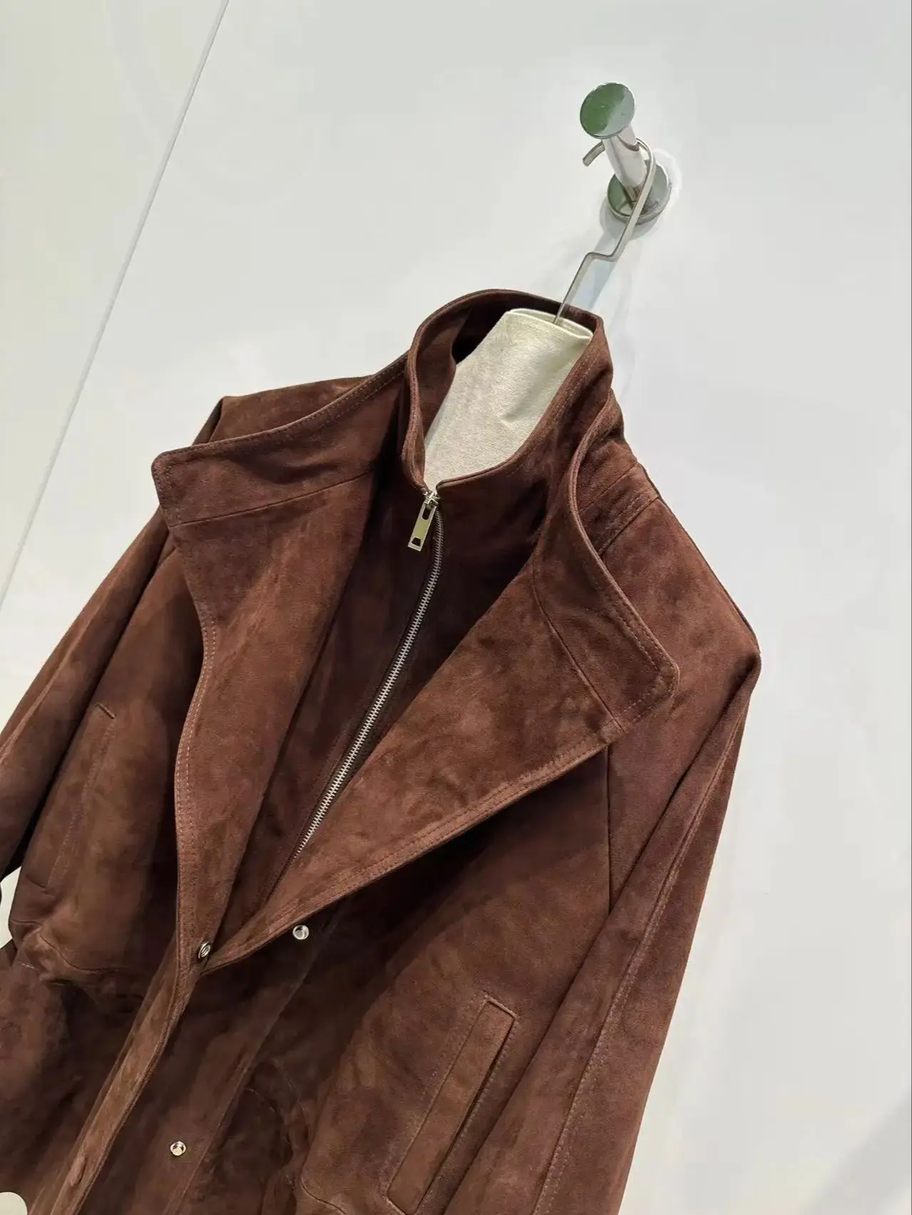 Chaqueta clásica de piel de ante con cuello levantado de alta calidad.