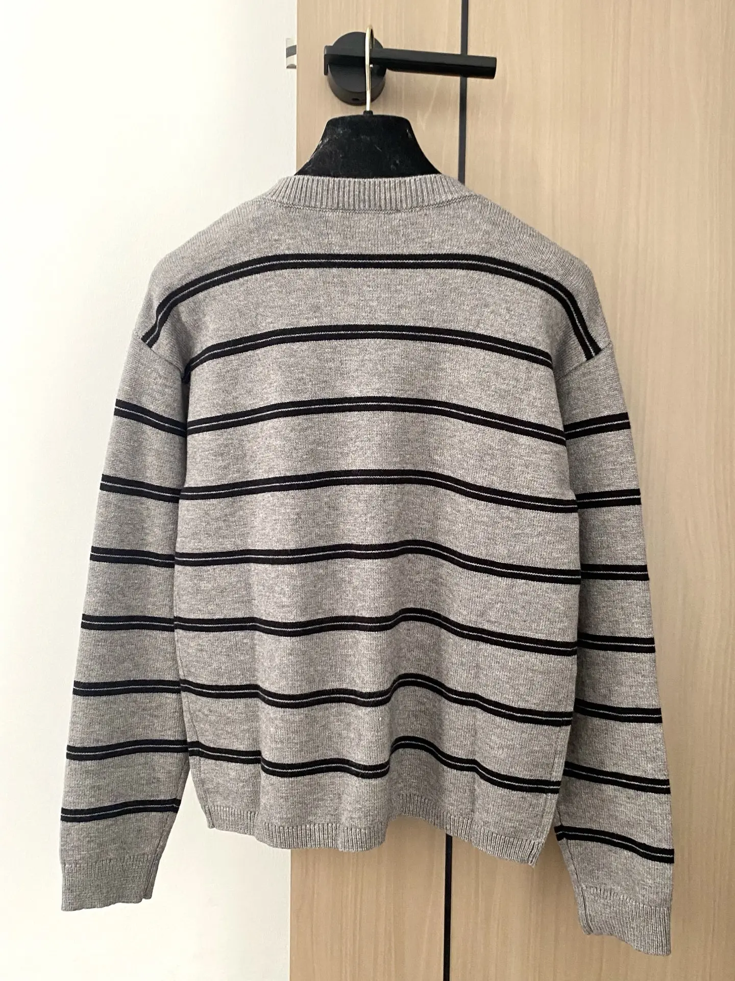 

Autumn New Women's Round-neck Embroidered Striped Knitted Sweater Cardigan