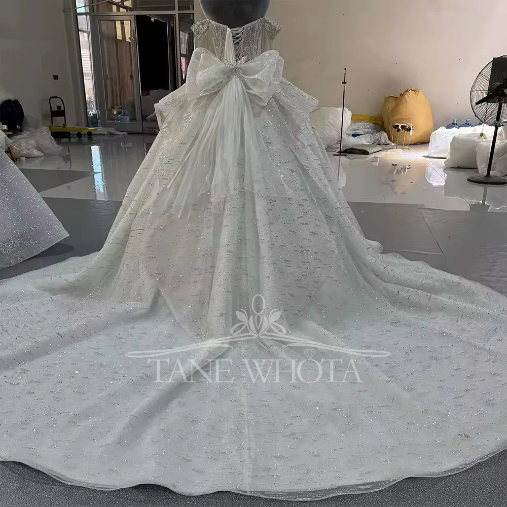 ชุดแต่งงาน Robe De Marie แบบเปิดไหล่ประดับพู่ห้อย แต่งลูกปัดคริสตัลทรงบอลกาวน์ ผ้าลูกไม้หรูหรา