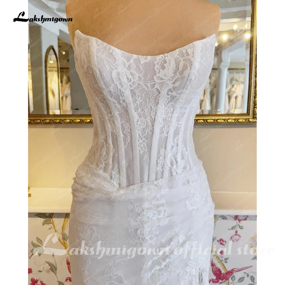 Lakshmigown Trägerloses Hochzeitskleid mit Seitenschlitz und Applikationen, Tüll, ärmellos, bodenlang, Schleppe, maßgeschneidert, offener Rücken – Detail 6