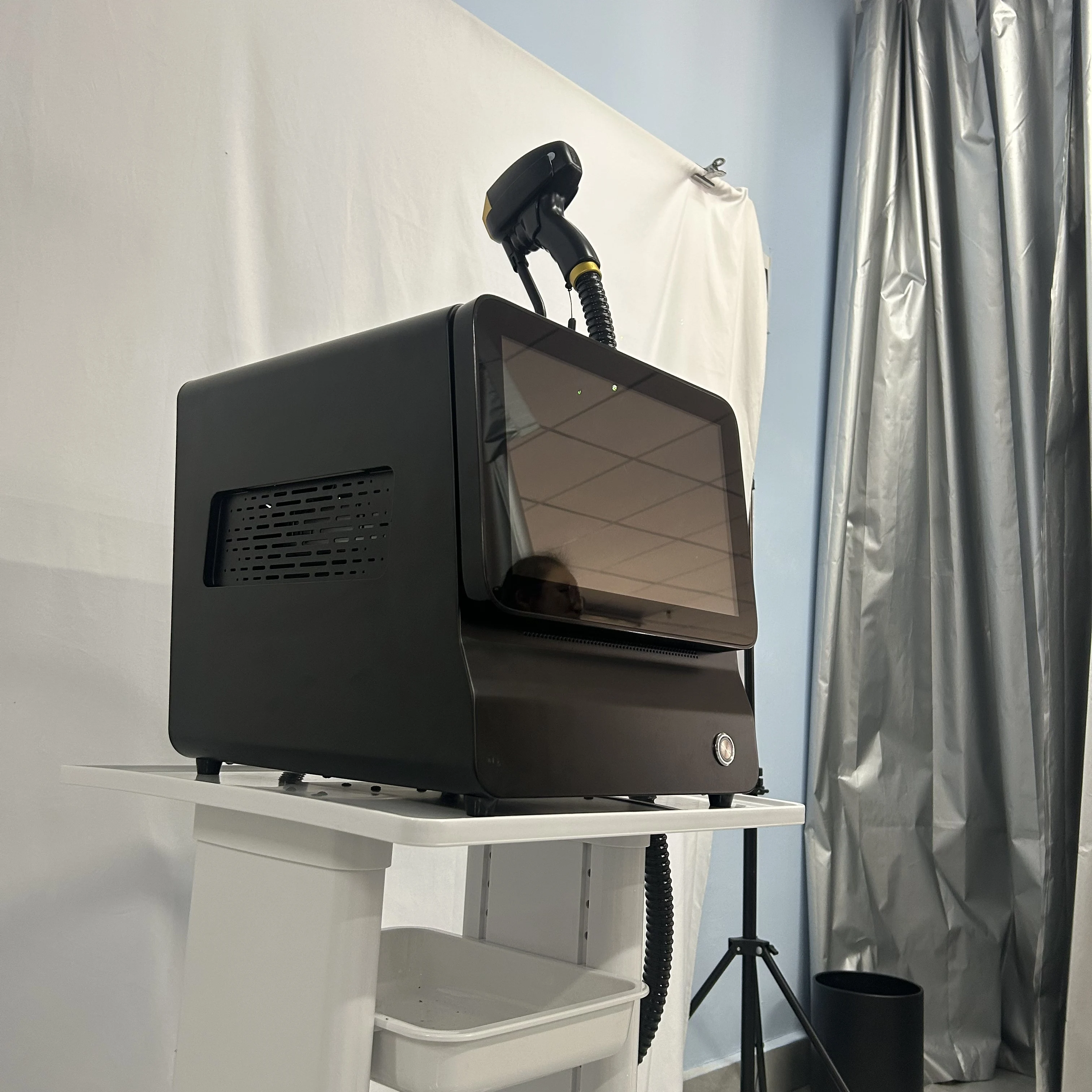 

ГОРЯЧИЙ диодный лазерный аппарат для удаления волос 808 нм 755 нм 1064 нм александритовый лед титан постоянное CE сертифицированное салонное оборудование