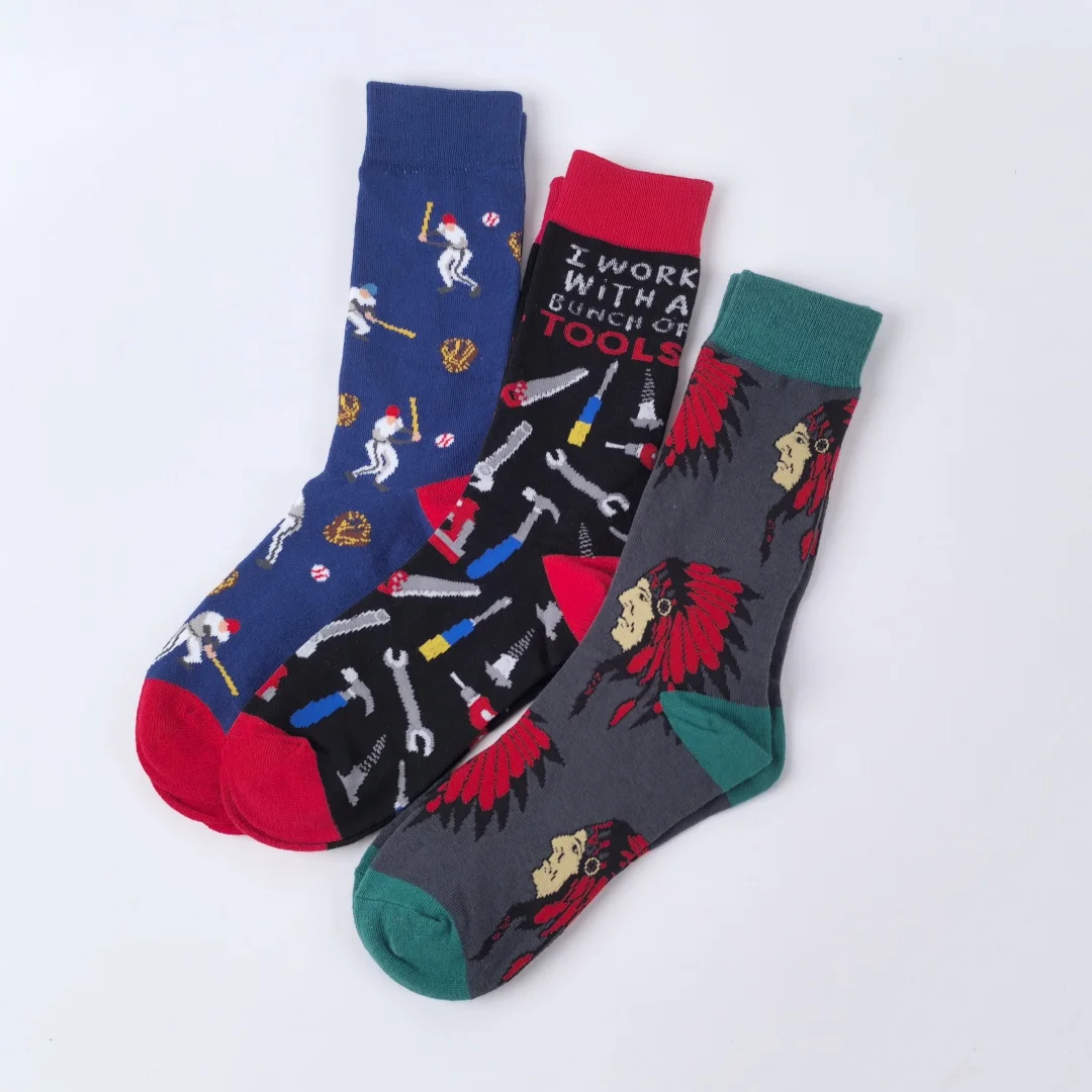 1 par de meias masculinas criativas de meia panturrilha com ferramentas, retrato e padrões atléticos de bola, adequadas para todas as estações