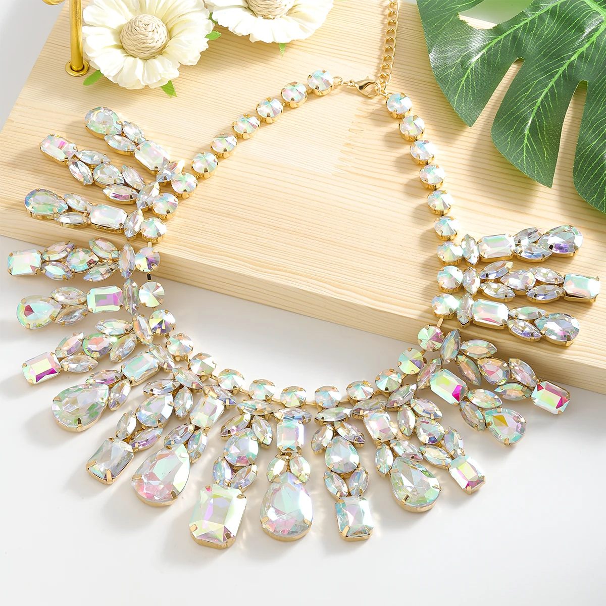 girlgo Luxurious Full Rhinestone Pendant Necklace - Elegant Sparkling Jewelry Perfect for Parties Weddings and Special Occasions